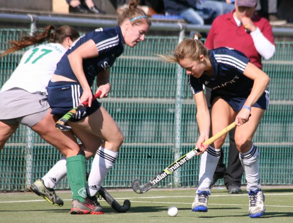 Der erste Teil der Feldrunde gelang dem TSV  Schott (im Bild Sophie Dilchert und Johanna Sommerkorn) bei je einem Sieg, Unentschieden und Niederlage durchwachsen. Mehr als der aktuelle sechste Platz soll am Ende der Runde allemal stehen.