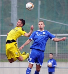 Yannick Rinker (r.) bekam in der 72. Minute einen Elfmeterpfiff gegen sich, der TSV Schott verlor in Wiesbach mit 1:2.