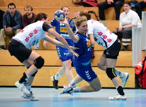 Mitten durch zwei Gegenspielerinnen arbeitet sich Lea Schuhknecht, muss dafür aber in der ungewohnten Tieflage den Wurf ansetzen.