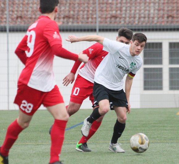Oppauer Schicksalsgemeinschaft: TSG-Stürmer Frank Berninger (weißes Trikot) tat durch seine Tore beim VfR Grünstadt einiges dafür, mit der TuS Marienborn zum Konkurrenten BSC Oppau aufzuschließen, doch die TSG Hechtsheim versagte die Schützenhilfe.