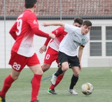 Oppauer Schicksalsgemeinschaft: TSG-Stürmer Frank Berninger (weißes Trikot) tat durch seine Tore beim VfR Grünstadt einiges dafür, mit der TuS Marienborn zum Konkurrenten BSC Oppau aufzuschließen, doch die TSG Hechtsheim versagte die Schützenhilfe.