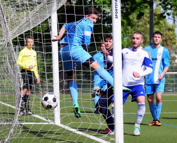 Torwart Stefan Meffert hatte den Ball unterschätzt, Marko Vrgoc kommt nicht mehr ran, und Mustafa Akman erzielt per Freistoß von der Eckfahne das 2:0 für Barbaros.