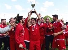 Erol Genc, der glänzende Spielmacher und Kapitän, stemmt den Pokal in die Höhe. Dass der Pott nicht von einem Verbandsfunktionär...