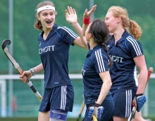 Julia-Maria Brüning (l.) bachte die Hockeyfrauen des TSV Schott gegen den Kreuznacher HC bereits nach fünf Minuten in Führung und ließ sich von Susanne Sunkel und Aline Bessling (v.l.) abklatschen.