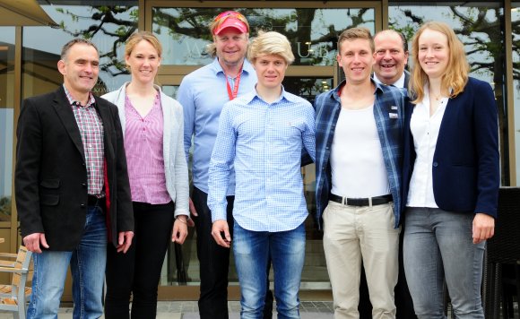 Die Frühstücksgruppe des MRV, von links: Vizepräsident Peter Schwalbach, Cheftrainerin Catriona Sens, Landestrainer Robert Sens, Jason Osborne, Moritz Moos, Hilton-Chef Roland Rössler und Friederike Reißig, Deutsche Meisterin im Frauen-Zweier.