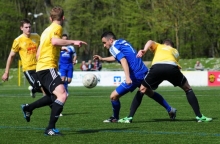 Das wird dem Gonsenheimer Babak Keyhanfar nicht mehr passieren, dass ihn mehrere Wirgeser Spieler vom Ball trennen wollen.