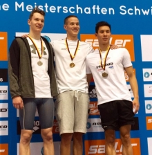 Alle drei haben eine Medaille um den Hals hängen. Doch nur Johannes Hintze (l.) und Jacob Heidtmann (M.) haben über 400 Meter Lagen die Olympianorm erfüllt. Der Mainzer Kevin Wedel verpasste die vorgegebene Zeit auf seiner besten Strecke.
