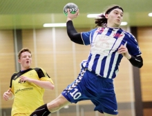 Lukas Scheer läuft seinem Mundenheimer Gegenspieler davon: So häufig wie im Hinrundenspiel klappte das in Mundenheim nun beiweitem nicht. Scheer kam aber aber auch beim Meisterstück des VTV immerhin fünf Mal aus dem Spiel heraus zum Torerfolg.