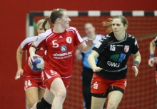 Das Hinspiel gegen den SV Union Halle-Neustadt war ein Sahnetag für Janka Bauer (l., gegen Linda Jäger), die auf zehn Feldtore kam.