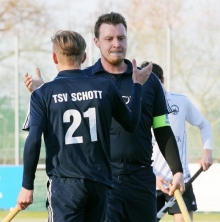 Führungsspieler und Nachwuchsmann: Kapitän Alexander Hemmersbach und der B-Jugendliche Maximilian Nagel (vorne) wollen gegen den TFC Ludwigshafen die Weiße Weste seit Wiederbeginn der Feldrunde verteidigen. 