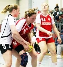 Der große Abgang: Eva Völker (Mitte) will mit dem Handball aufhören, auch Xenia Klug (r.) zieht es weg.