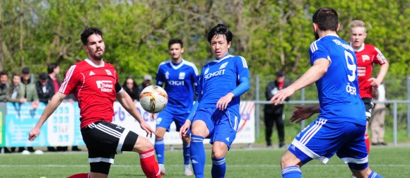 Mit dem Heimspiel gegen die SpVgg Burgbrohl können die Fußballer des TSV Schott (Mitte: Masashi Sakai) sich ihrer Abstiegssorgen entledigen