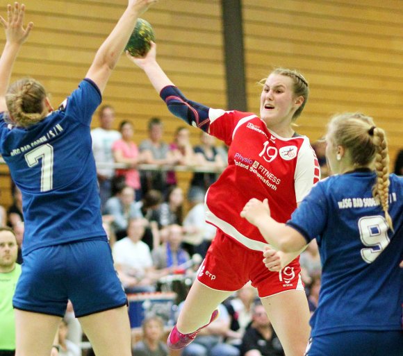 Der Neuzugang im Rückraum, Paulina Golla, war durch die zeitweilige Kurze Deckung gegen Alicia Soffel gefordert, die Lücke zu füllen und traf bei ihrem Pflichtspieldebüt in der Waldsporthalle immerhin fünfmal aus dem Feld.