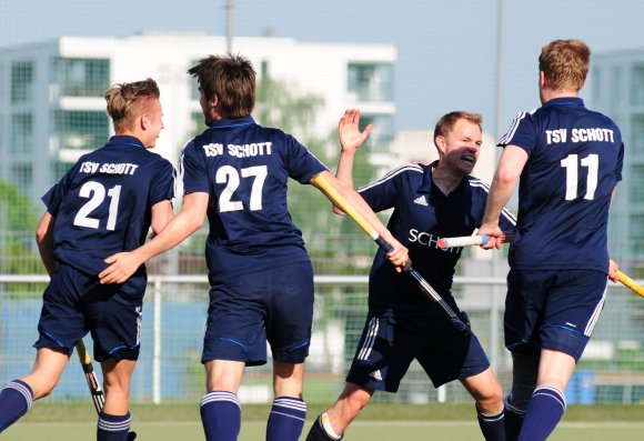 Der Konter saß: Torschütze Phil Rügner (2.v.r.) klatscht sich nach dem 1:0 mit seinen Teamkollegen (v.l.) Maximilian Nagel, Christoph Franik und Christian Anders ab.