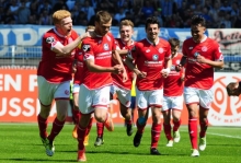 Da war zu ahnen, dass die Mainzer U23 die Liga halten würde: Benedikt Saller (2.v.l.) hatte soeben das 2:0 gegen Hansa Rostock erzielt, die Kollegen (v.l.) Fabian Kalig, Daniel Bohl, Julian Derstroff und Devante Parker freuten sich mit ihm.