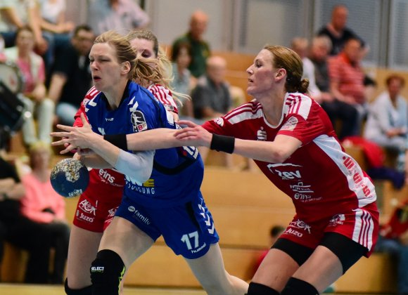 Von links behindert, von rechts gestoßen: Susanne Dohe zog bei diesem Gegenstoß ein Foul...