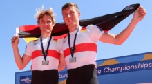 Können stolz sein auf eine weitere Medaille ihrer jungen Karriere: Die Mainzer Jason Osborne (links) und Moritz Moos holten auf dem stürmischen Beetzsee EM-Silber.