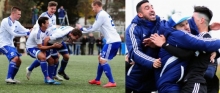 Szenen aus dem Hinrundenspiel: Nicklas Schlosser hatte den TSV Schott in Führung gebracht und musste von seinen Mitspielern eingefangen werden. Arif Güclü (r.) wurde nach dem Ausgleich von Betreuer Zeki Erarslan fast erdrückt.