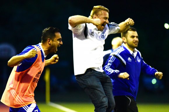 Mit dem Abpfiff zündete Jörg Jansohn den Raketenantrieb: Höher als der Gonsenheimer Trainer sprangen weder Kotrainer Babak Keyhanfar (l.) noch Betreuer Zeki Erarslan.
