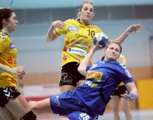 Im Heimspiel war die SG Bretzenheim (vorne: Michelle Chwalek, gegen Lisa-Marie Preis) der SG Rödertal bei der Zehn-Tore-Niederlage so unterlegen wie keinem anderen Gegner in der eigenen Halle. Dies soll beim sportlich nicht mehr relevanten letzten Saisonspiel die Mannschaft noch einmal motivieren, ihre wahre Stärke zu zeigen.