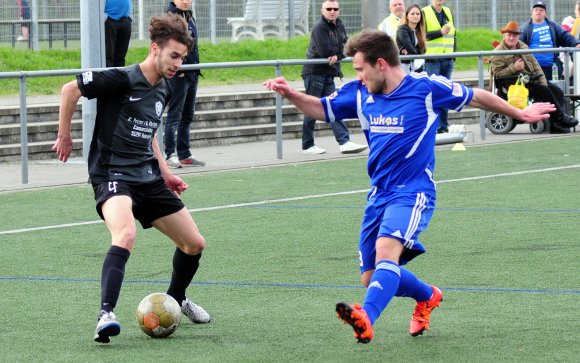 Karim Hadri (l.) hat in Mombach verlängert. Jetzt geht es darum, den Verbleib in der Verbandsliga zu sichern.