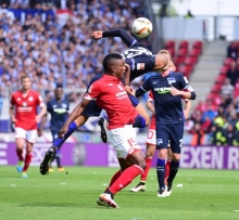 Jhon Cordoba, hier im Duell mit John Anthony Brooks, war in der neunten Minute offenbar zu überrascht, um den Ball an Rune Jarstein vorbeizubringen.