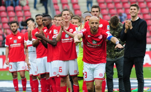 Würdiger Abschied für Elkin Soto: Erst durfte der Kolumbianer noch mal aufs Feld, dann feierten ihn Mitspieler...
