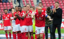 Würdiger Abschied für Elkin Soto: Erst durfte der Kolumbianer noch mal aufs Feld, dann feierten ihn Mitspieler...