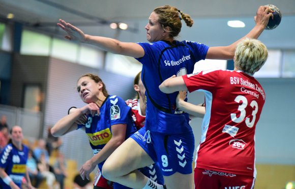 Lea Schuhknecht war zum Abschluss ihrer drei Jahre bei der SG Bretzenheim mit fünf Feldtoren beim HC Rödertal noch einmal beste Schützin ihres Teams. Die 24-jährige Saarländerin wandert zur TG Nürtingen weiter und bleibt damit Zweitligaspielerin.