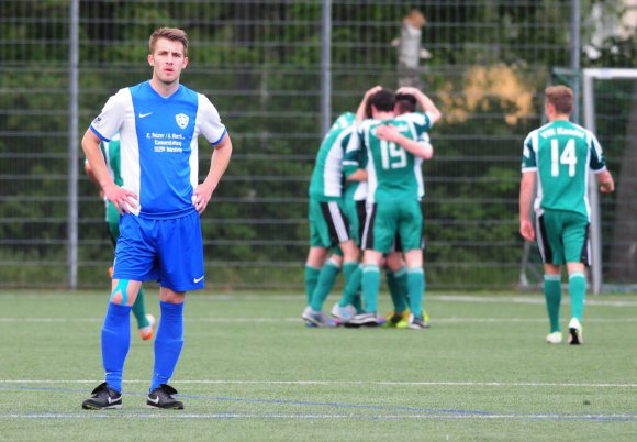 Konsterniert: Auch Benjamin Vladic ahnte wohl, dass nach dem Treffer zum 0:2 die Entscheidung zu Gunsten der jubelnden Kandeler gefallen war.