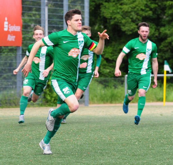 Der Kapitän richtet es persönlich: Frank Berninger, hier nach dem 2:1-Siegtreffer, drehte durch seinen Doppelpack das wichtige Spiel gegen den VfB Bodenheim zugunsten seiner TuS Marienborn. Damit darf der Aufsteiger wieder mit reellen Aussichten auf den Klassenverbleib hoffen.