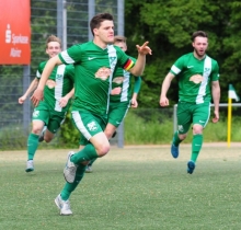Der Kapitän richtet es persönlich: Frank Berninger, hier nach dem 2:1-Siegtreffer, drehte durch seinen Doppelpack das wichtige Spiel gegen den VfB Bodenheim zugunsten seiner TuS Marienborn. Damit darf der Aufsteiger wieder mit reellen Aussichten auf den Klassenverbleib hoffen.