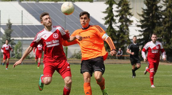 Schwerer Stand: Jonas Kleinschmitt (l.) versucht, an TSG-Innenverteidiger Christopher Brüschke vorbeizukommen, Grundvoraussetzung für so etwas wie eine Chance. Kleinschmitt konnte nach dem Bretzenheimer Ausgleich die erneute Führung besorgen.
