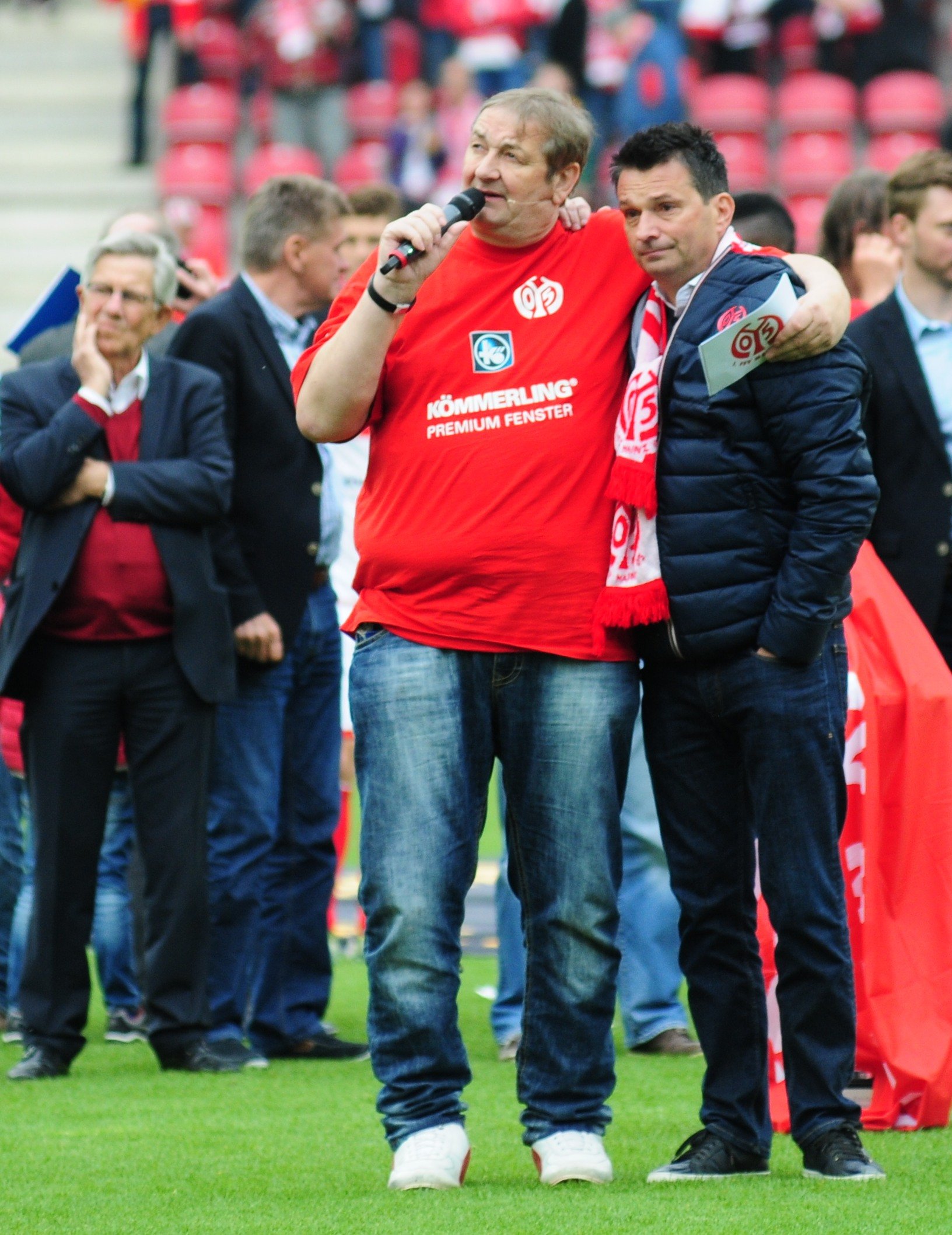 „Ich kann es einschätzen, wie es ist, dass ich bald eine neuen Aufgabe habe, und trotzdem klatschen hier alle“, sagte Christian Heidel, in den Arm genommen von Stadionsprecher Klaus Hafner.