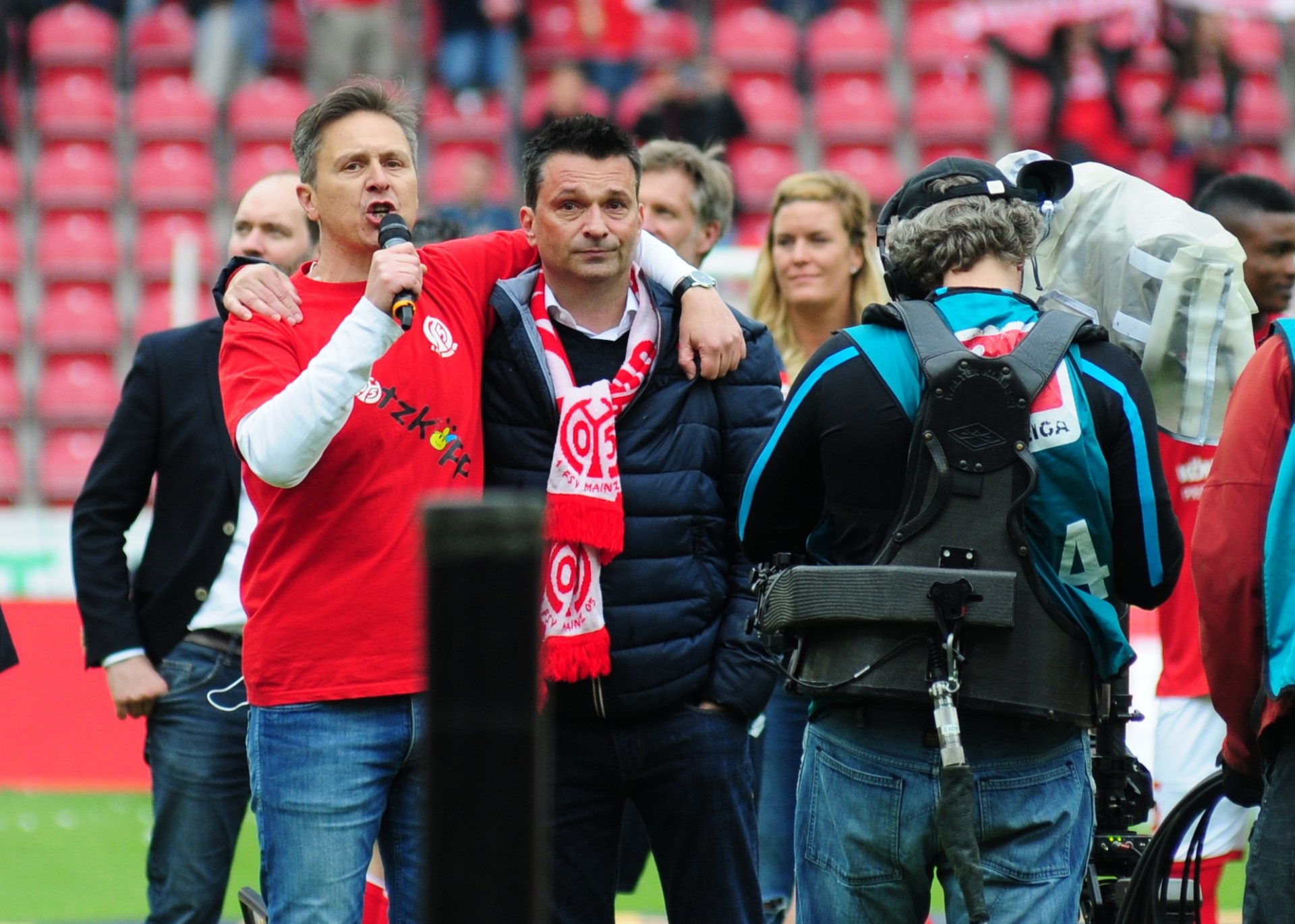 ...dafür sorgte schon eher Peter Kühn, der Heidel singenderweise bestätigte, „immer Mainzer“ zu sein.