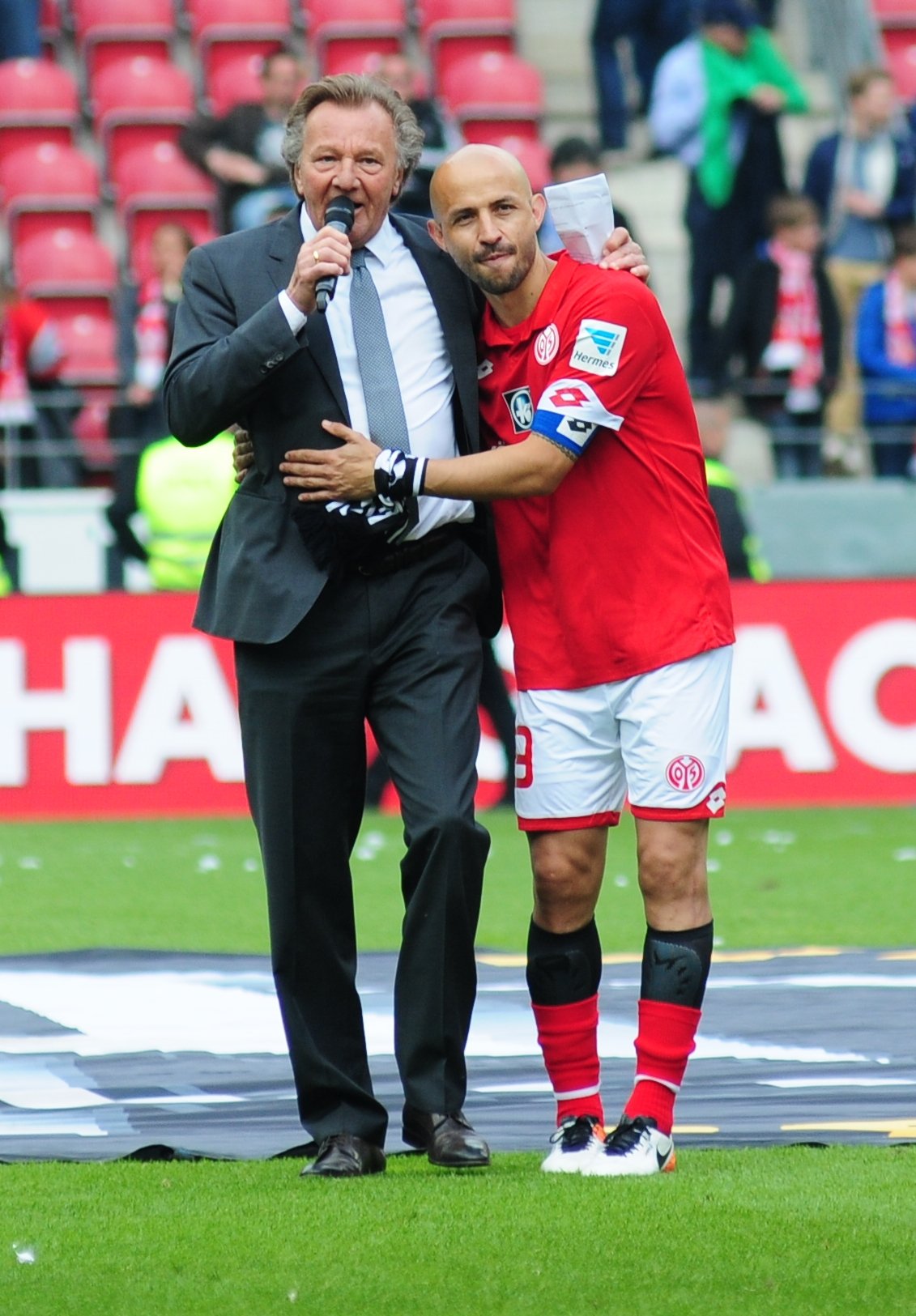 …und Präsident Harald Strutz nahm ihn in den Arm.