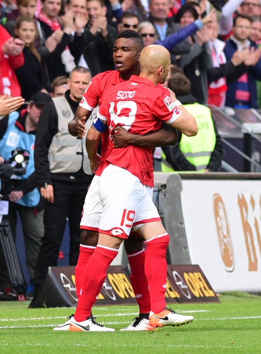 …und dann, von den 05-Fans gefordert, auch noch die letzte halbe Minute auf dem Platz erleben durfte.