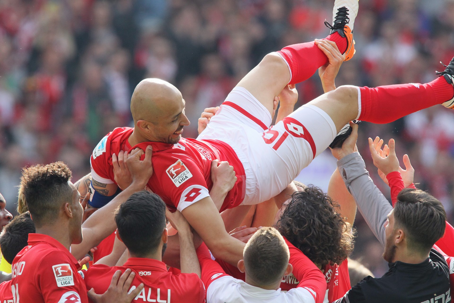 …die Mitspieler ließen ihn hochleben…