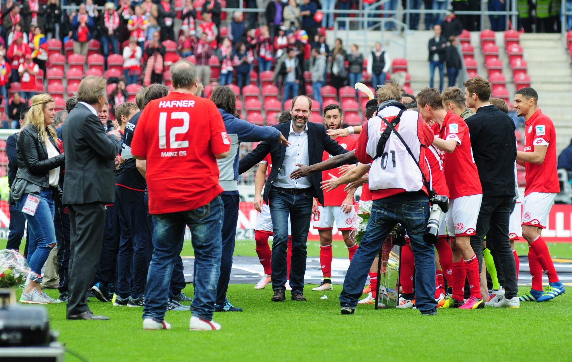 Ab durch die Mitte: Teammanager Axel Schuster begleitet Christian Heidel und wird auf Schalke „Direktor Sport“.