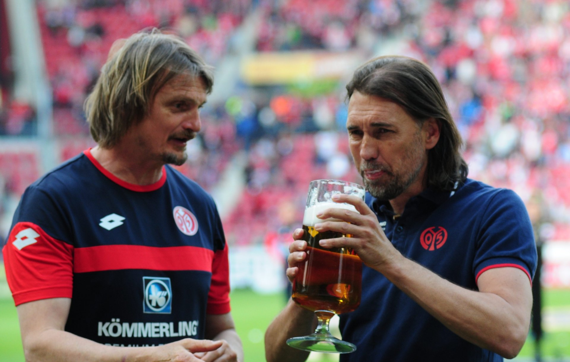 Da ließ sich auch der Coach nicht lumpen, nahm einen Schluck aus Kuhnerts Humpen. Und kaum hat er einmal genippt...