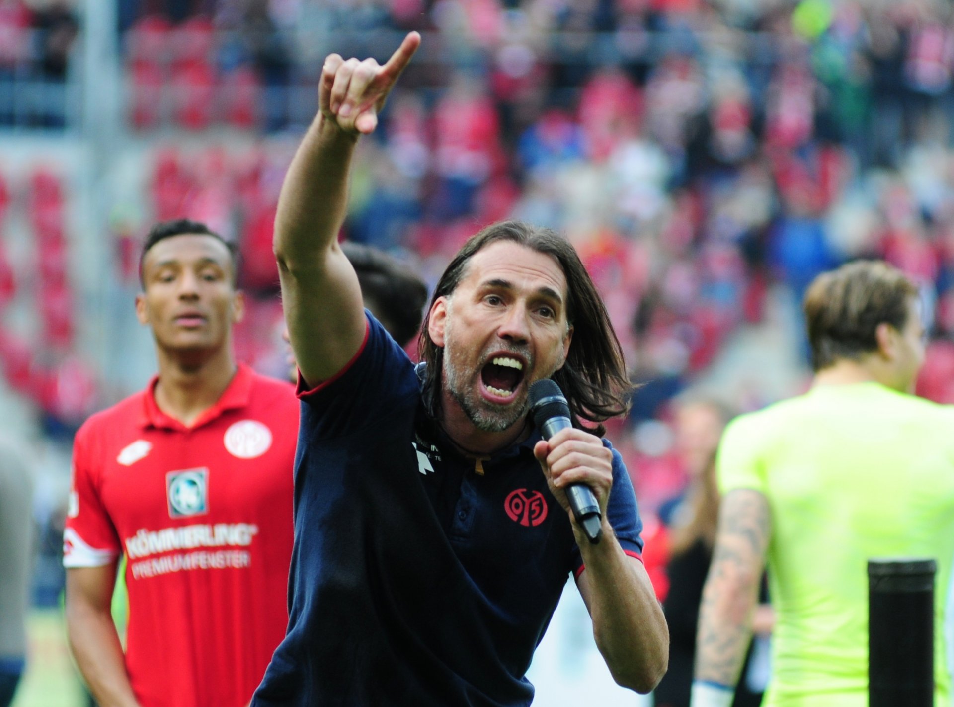 ...schon ist er völlig ausgeflippt: Martin Schmidt.