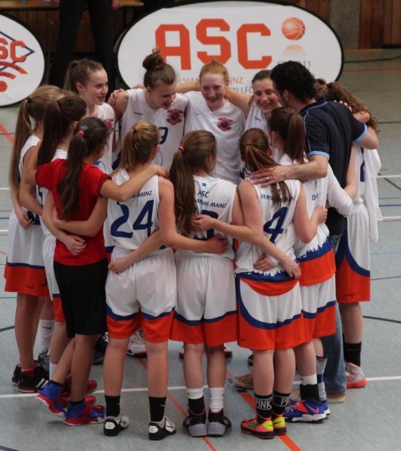 Besser kann eine Saison nicht enden: Die U17-Spielerinnen des ASC Mainz feiern souverän die Landesmeisterschaft.