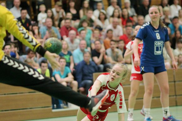 Etwas abgetaucht zeigten sich Feline Teuscher und die weibliche B-Jugend der JSG Mainz 05/Budenheim in ihrem letzten Gruppenspiel um die Final-Four-Teilnahme zur Deutschen Meisterschaft in Bad Soden. Weil die Budenheimerinnen das Endturnier in eigener Halle bereits erreicht hatten, war das eine verschmerzbare Niederlage.