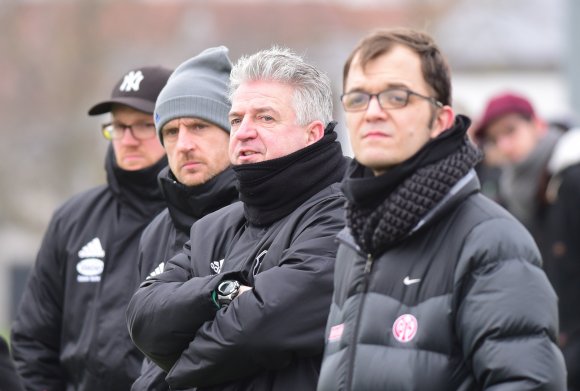 Der Eindruck täuscht: Warm anziehen sollen sich am Sonntag die Guntersblumer. Wolfgang Görlich (2.v.r.) und der TSV Zornheim wollen sich in Sicherheit bringen.