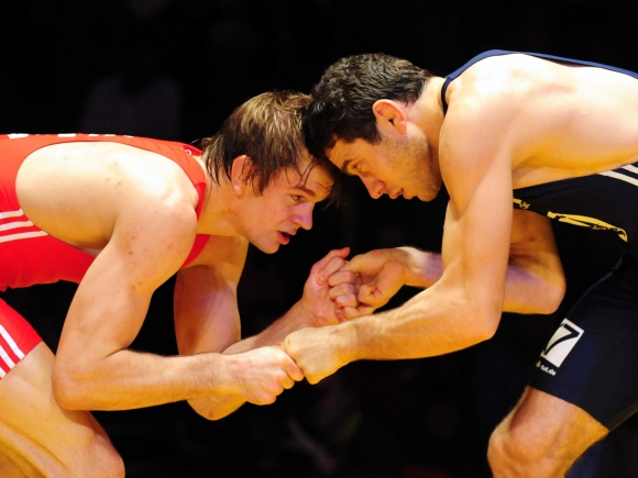 Konstantin Völk (l.) hat in der zurückliegenden Bundesligarunde beeindruckend gerungen. Bei der DM in Freiburg gehört der 88er zu den Favoriten in der 86-Kilo-Klasse.