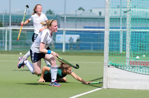 Der Moment, in dem sich das Spiel zum Guten zu entwickeln schien: Amelie Neumann-Kleinpaul vollendet einen Angriff über das Zentrum zur 2:1-Führung...