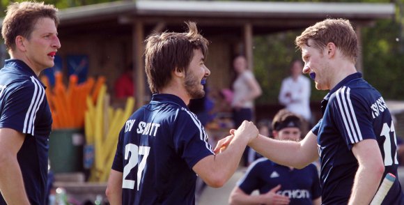 Gratulation für eine gelungene Aktion: Rückkehrer Chris Franik (Mitte) bewies seine Allrounderqualitäten druch den fünften Treffer der Partie gegen Vorwärts Frankfurt