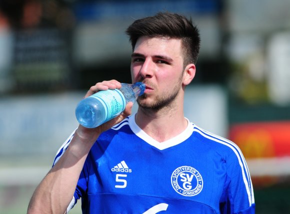 Seinen letzten Schluck SVG-Wasser trank Jonas Raltschitsch am Samstag. Der Innenverteidiger bleibt zwar Gonsenheimer, steht künftig aber in Diensten des TSV Schott.