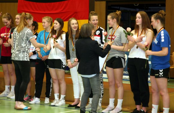 Die JSG Mainz 05/Budenheim wurde bei der Siegerehrung von Schirmherrin und Nationalspielerin Meike Schmelzer (l.) sowie Doris Birkenbach von der DHB-Jugendkommission mit Medaillen und Glückwünschen bedacht.