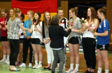 Die JSG Mainz 05/Budenheim wurde bei der Siegerehrung von Schirmherrin und Nationalspielerin Meike Schmelzer (l.) sowie Doris Birkenbach von der DHB-Jugendkommission mit Medaillen und Glückwünschen bedacht.